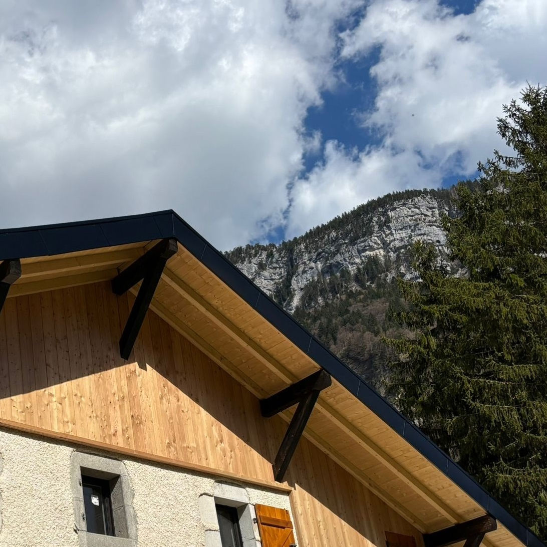 Chantier de rénovation de charpente en bois traditionnel
